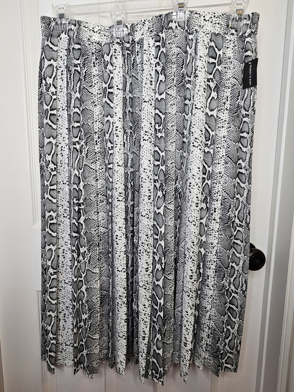 NWT Love & Legend Plus Size 3X Grey White Snake-Print Pleated Midi Skirt